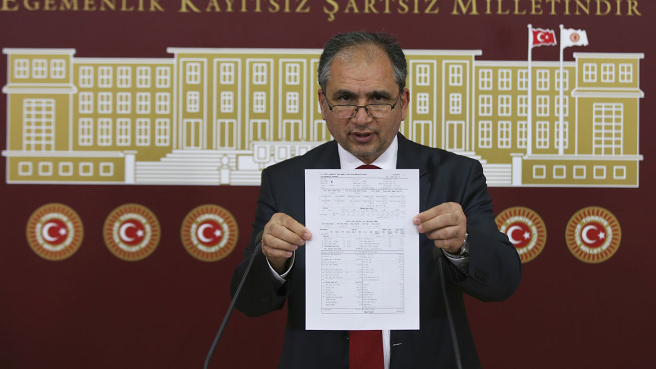 AK Parti'li Güneş, CHP'li Kasap'ın '25 bin lira alan aile hekimi yok' iddiasına bordroyla yanıt verdi