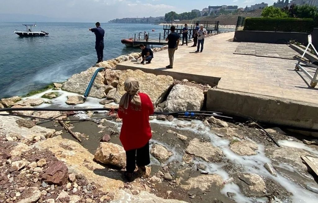 Marmara Denizi'nde korkutan görüntü! Beyaz sıvı...