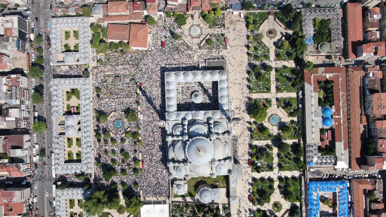 Mahmut Ustaosmanoğlu'nun cenazesi! Fatih Camii havadan çekildi yer gök dolu