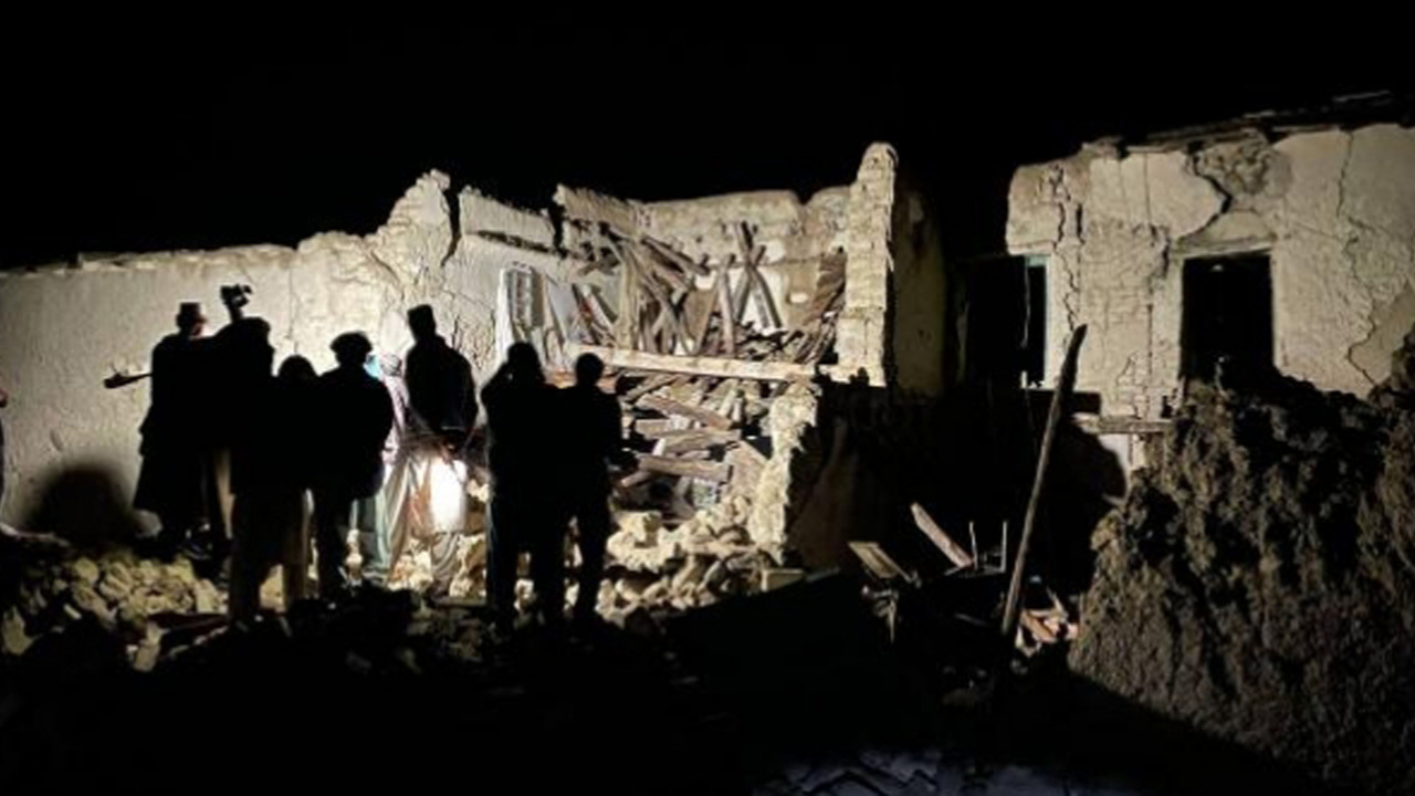 Afganistan'ın deprem bölgelerine ilk insani yardımlar ulaştırılmaya başlandı