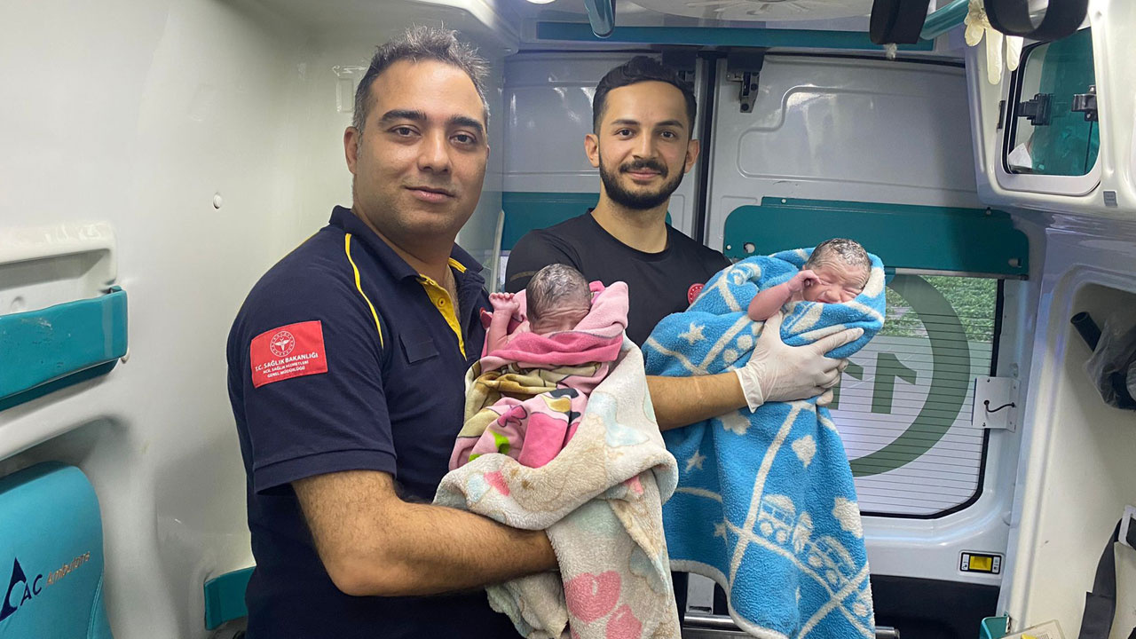 Ambulansta dünyaya getirdiği ikizlerine sağlık ekibinin ismini verdi