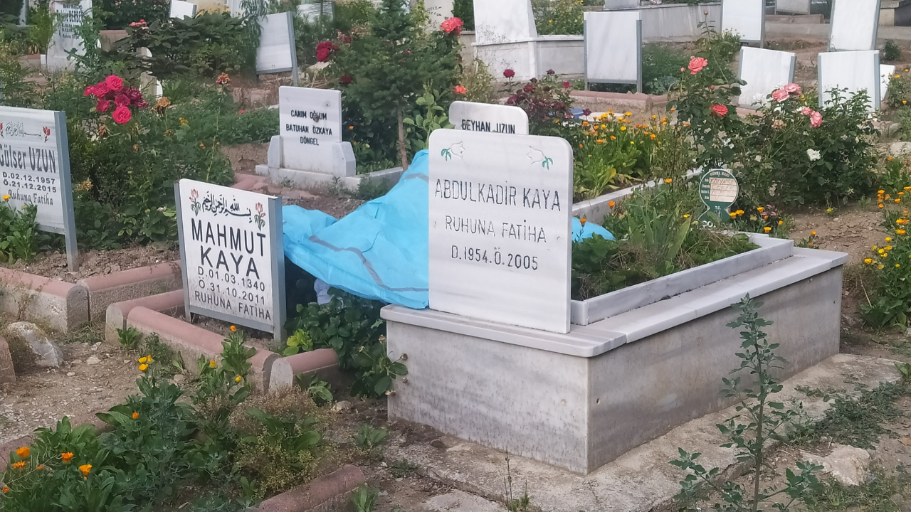 Çorum'da bir kişi eşinin mezarı başında ölü bulundu