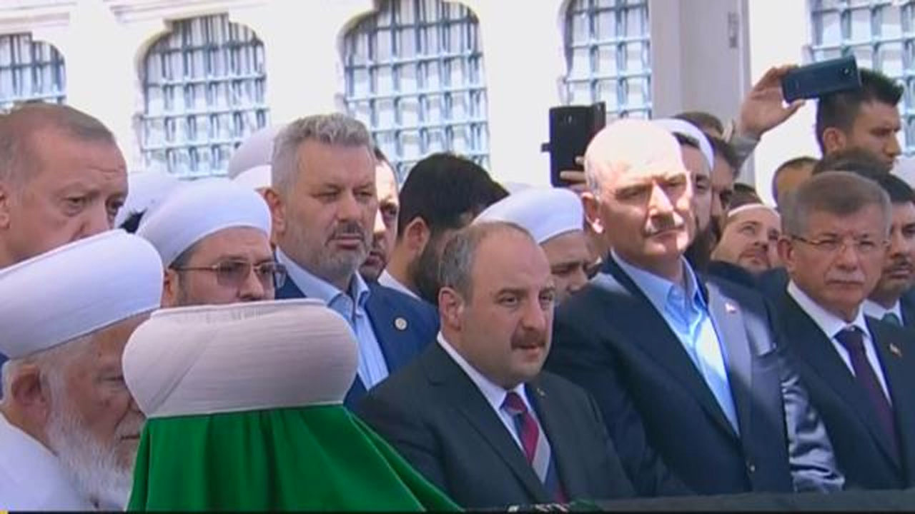 Mahmut Ustaosmanoğlu'nun cenazesinde Bakan Soylu ve Davutoğlu yan yana saf tuttu
