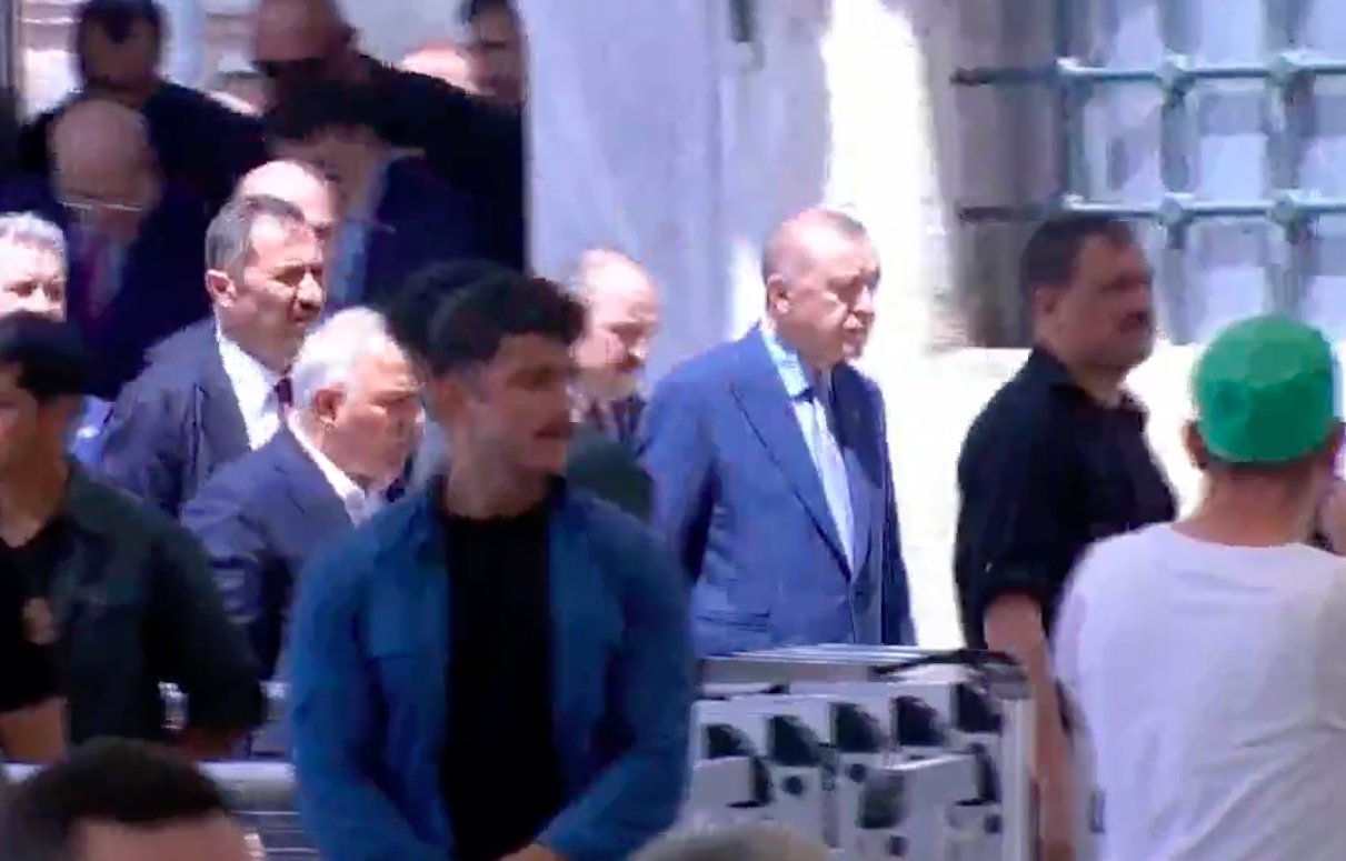 Mahmut Ustaosmanoğlu'nun cenazesine siyasiler ve cemaat mensupları akın ettiler Cumhurbaşkanı Erdoğan da katıldı