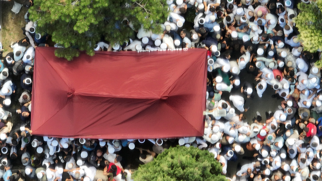Mahmut Ustaosmanoğlu toprağa verildi Mezarlıkta yoğunluk görüntülendi