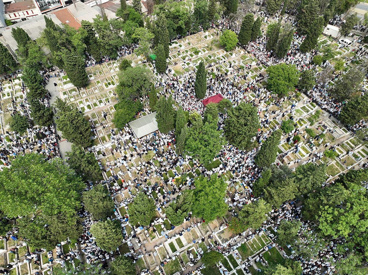 Mahmut Ustaosmanoğlu toprağa verildi Mezarlıkta yoğunluk görüntülendi