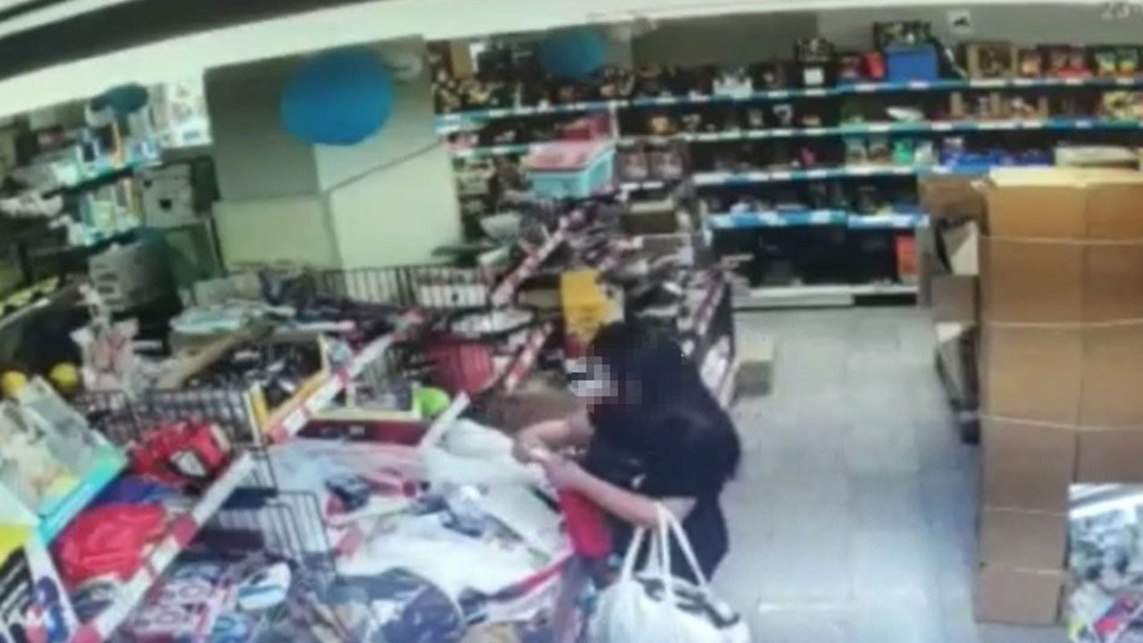 Marketten hırsızlık yapan kadın, kaçmak için camları yumrukladı