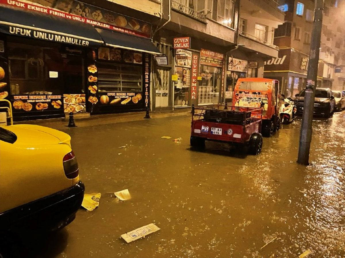 Sinop'ta sağanak su baskınlarına neden oldu! Ayancık'ta bir köy tedbir amaçlı boşaltıldı