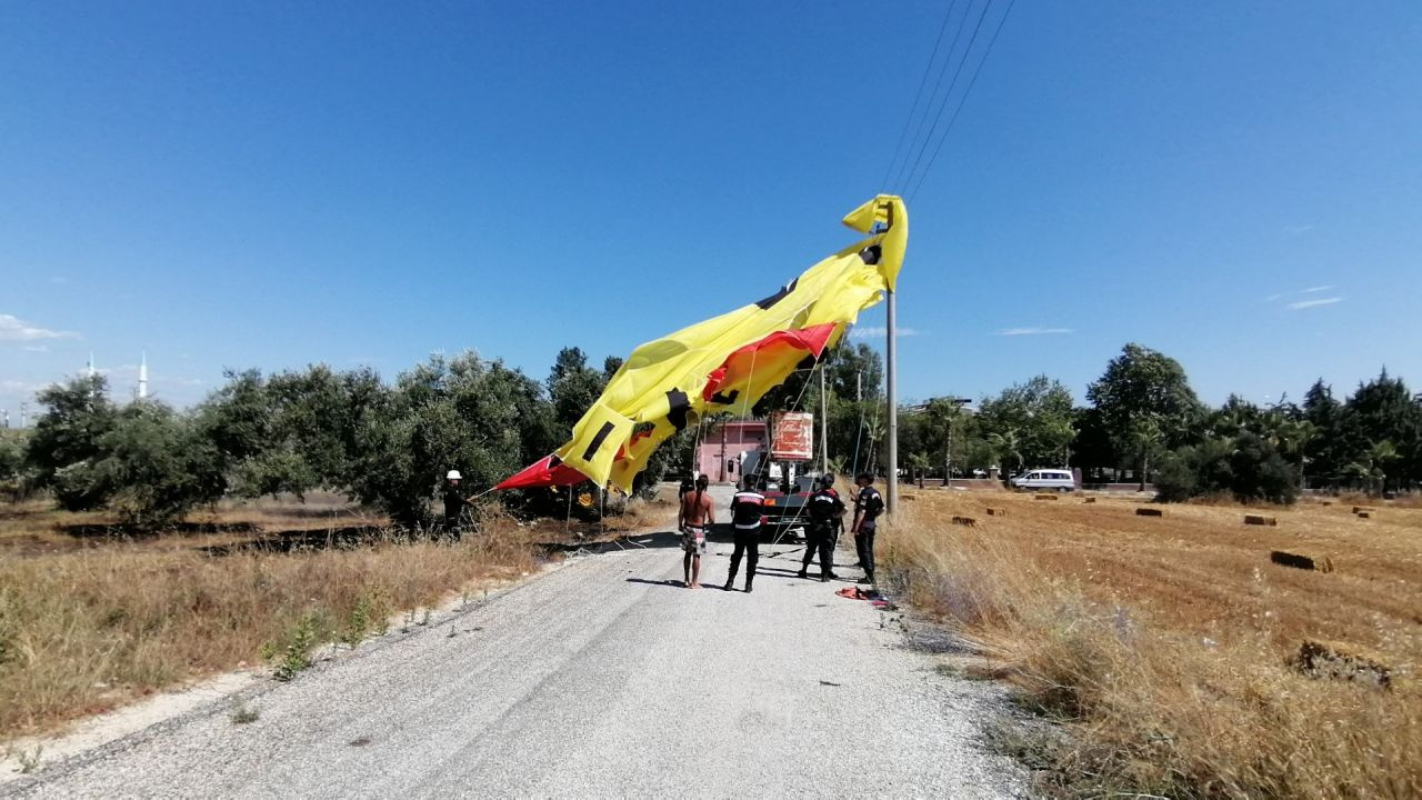 Paraşüt keyfi faciayla sonlandı! Kopan elektrik telleri zeytin bahçesini yaktı