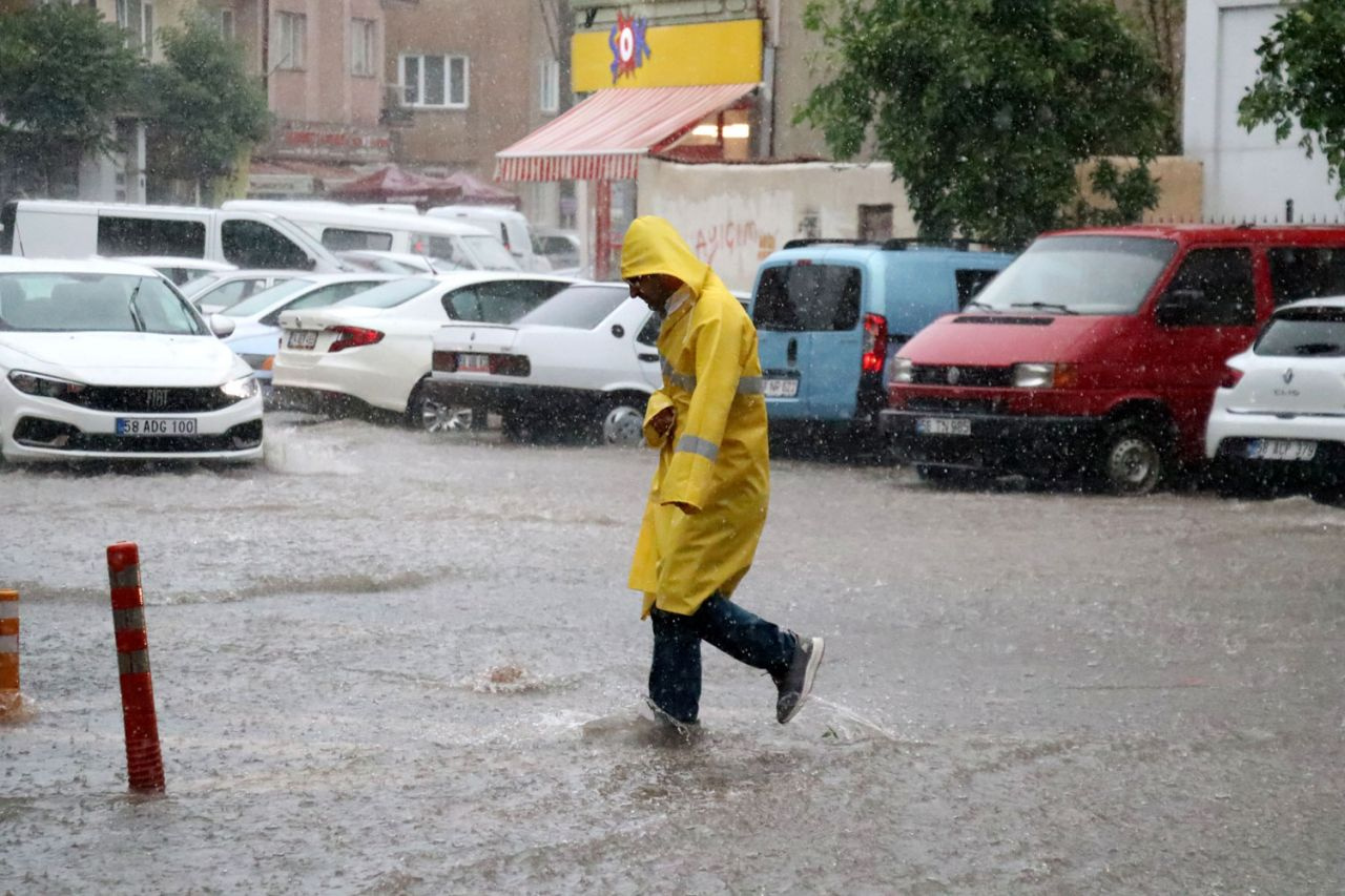 Bu gece İstanbul'u vuracak yarın çok şiddetli olacak! Meteoroloji yağmur alarmında Kastamonu, Sinop...