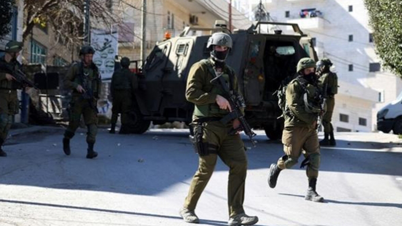 İşgalci İsrail güçleri Batı Şeria'da 20 Filistinliyi gözaltına aldı