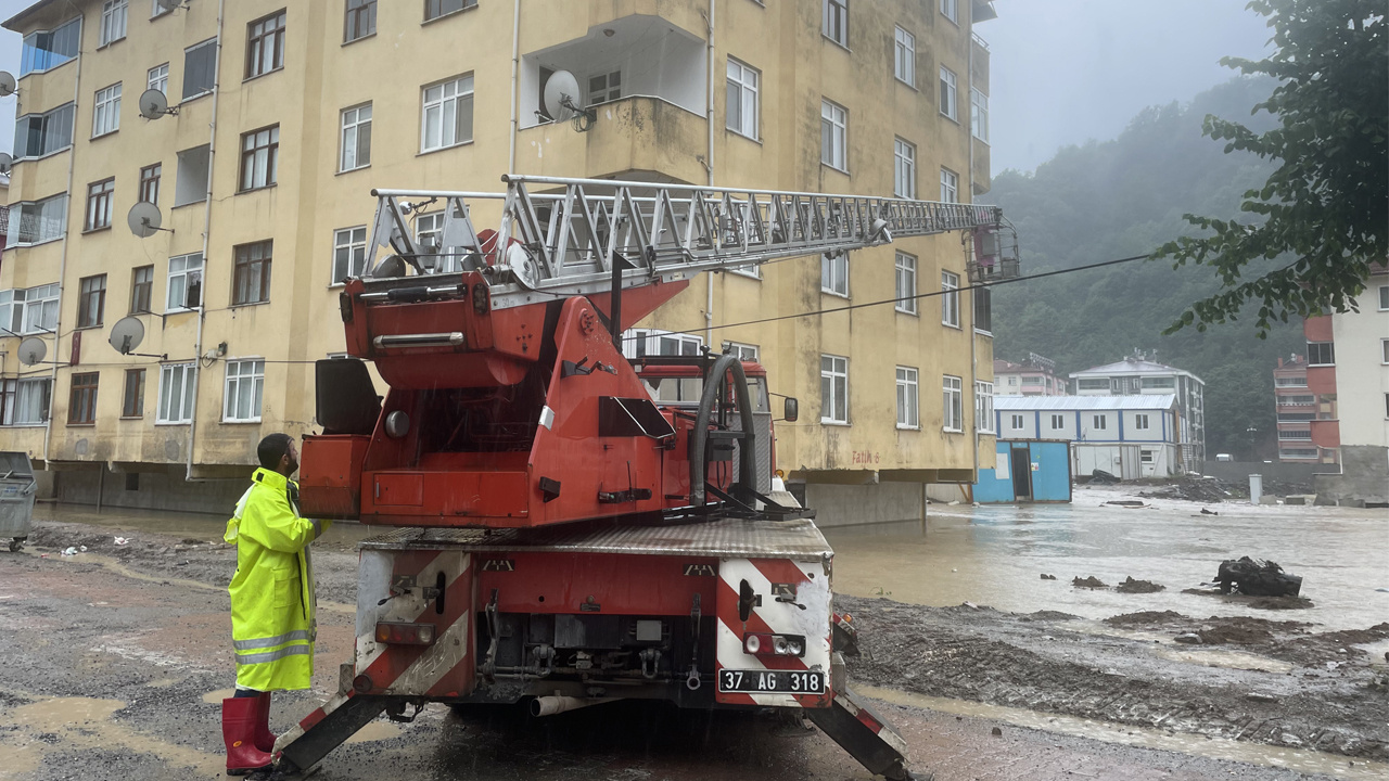 Kastamonu'da şiddetli yağış etkili olmaya devam ediyor: Evlerinde mahsur kalanlar tahliye ediliyor