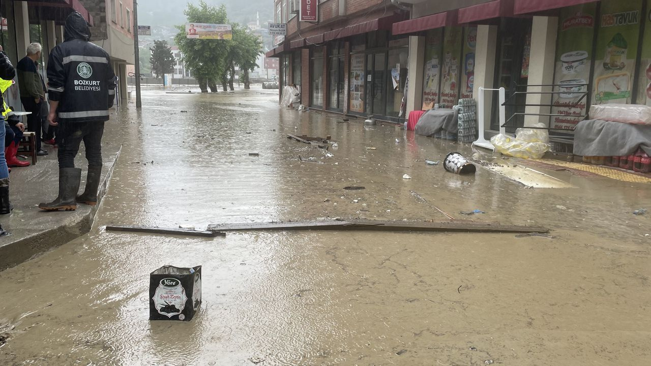 Kastamonu'da şiddetli yağış etkili olmaya devam ediyor: Evlerinde mahsur kalanlar tahliye ediliyor