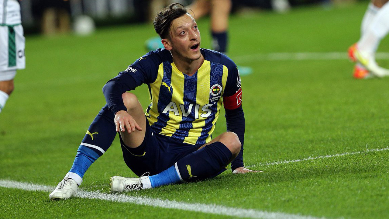 Mesut Özil geri mi dönüyor? Ali Koç yıldız futbolcu ile görüşecek