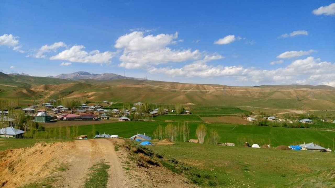 Gökten düşen buz kütlesi bomba gibi düştü çoban ölümden saniyelerle kurtuldu!