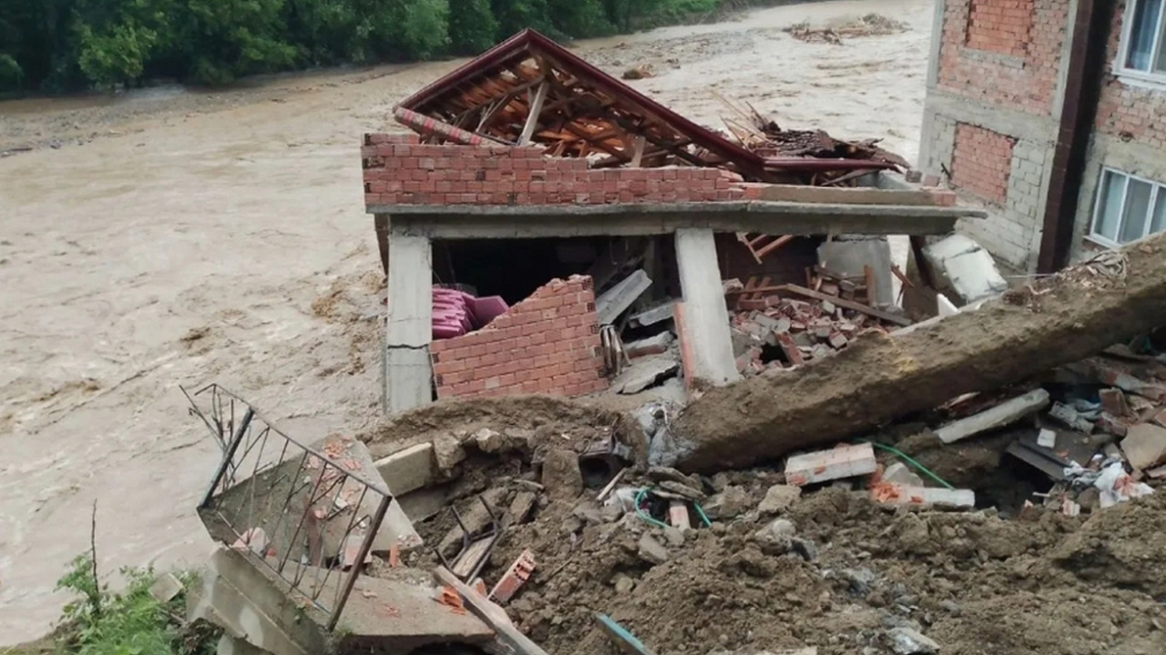 Karabük'teki sel felaketinden korkunç görüntüler! Bina böyle yıkıldı...