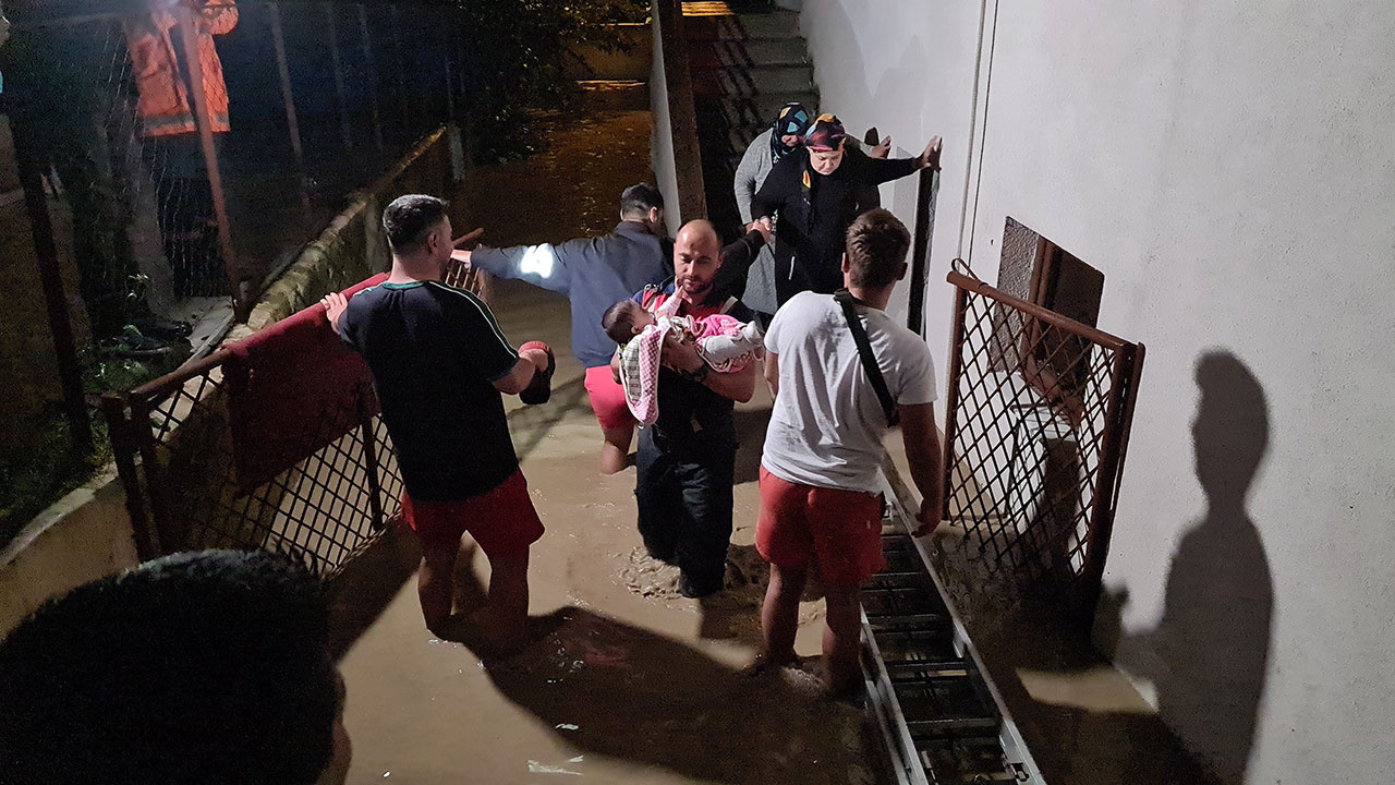 Dereler taştı köyler boşaltıldı! 2 kişi kayıp Zonguldak, Kastamonu, Bartın, Sinop'da son durum