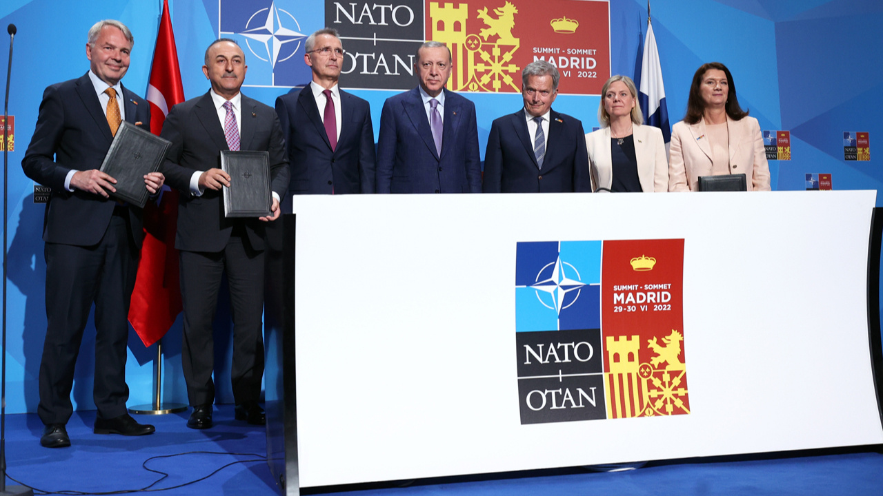 NATO zirvesi'nde imzalanan muhtıra dünya basınında geniş yankı buldu