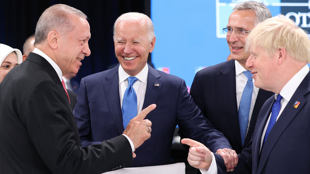 NATO Zirvesi'ne damga vuran anlar! Erdoğan ile İngiltere Başbakanı Boris Johnson arasında Türkçe sohbet