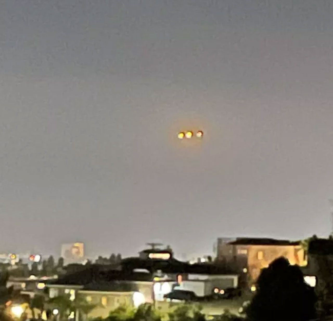 ABD'de UFO iddiaları! Bir saat boyunca görüntülenen gizemli ışıklar sosyal medyayı salladı