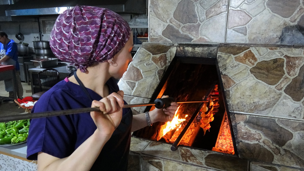 3 asırlık gelenek bozuldu! Kadın kebap ustası erkeklere taş çıkartıyor