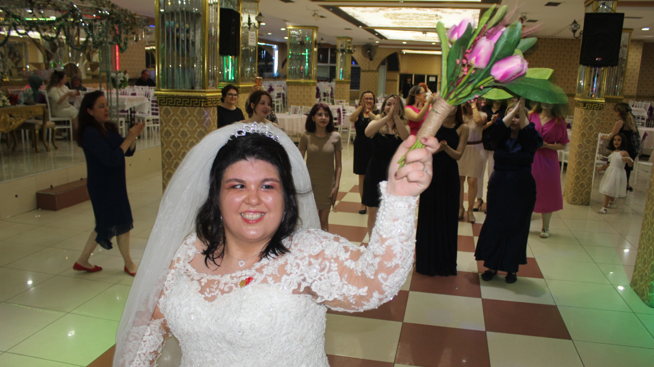 Kocaeli'de 30 yaşındaki Yasemin'in hayali gerçek oldu! Damatsız düğün yaptı