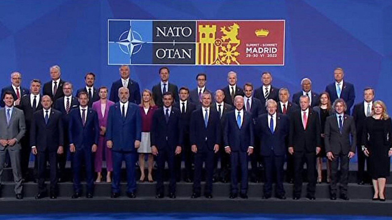 NATO'dan aile pozu geldi Tarihi kararların alınacağı toplantı diye duyurulmuştu