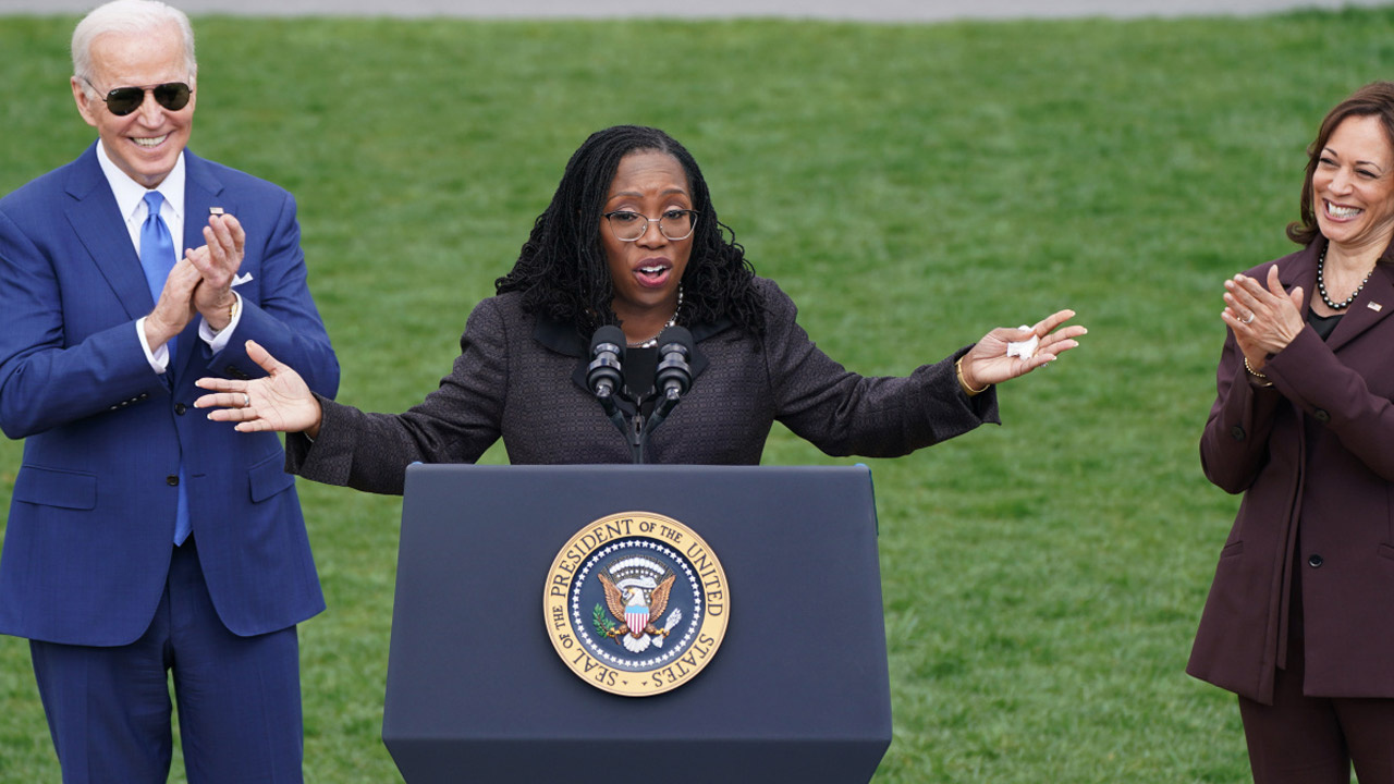 ABD Yüksek Mahkemesi'nin ilk siyahi kadın yargıcı yemin etti