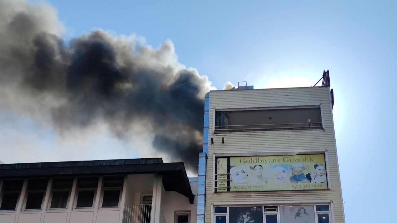 Bakırköy’de korkutan yangın! Kara dumanlar etrafı sardı!