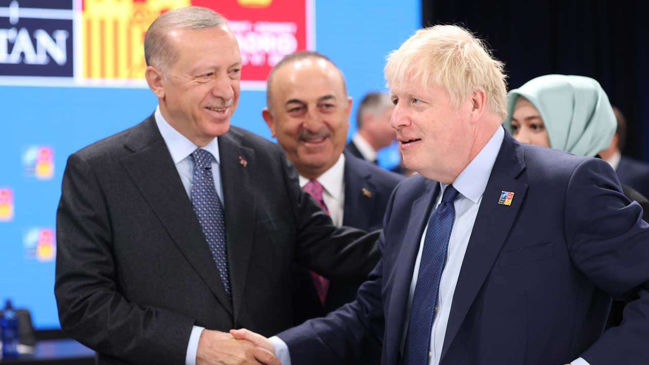 Cumhurbaşkanı Erdoğan'ın Boris Johnson ile ikinci gün selamlaşması da olay oldu