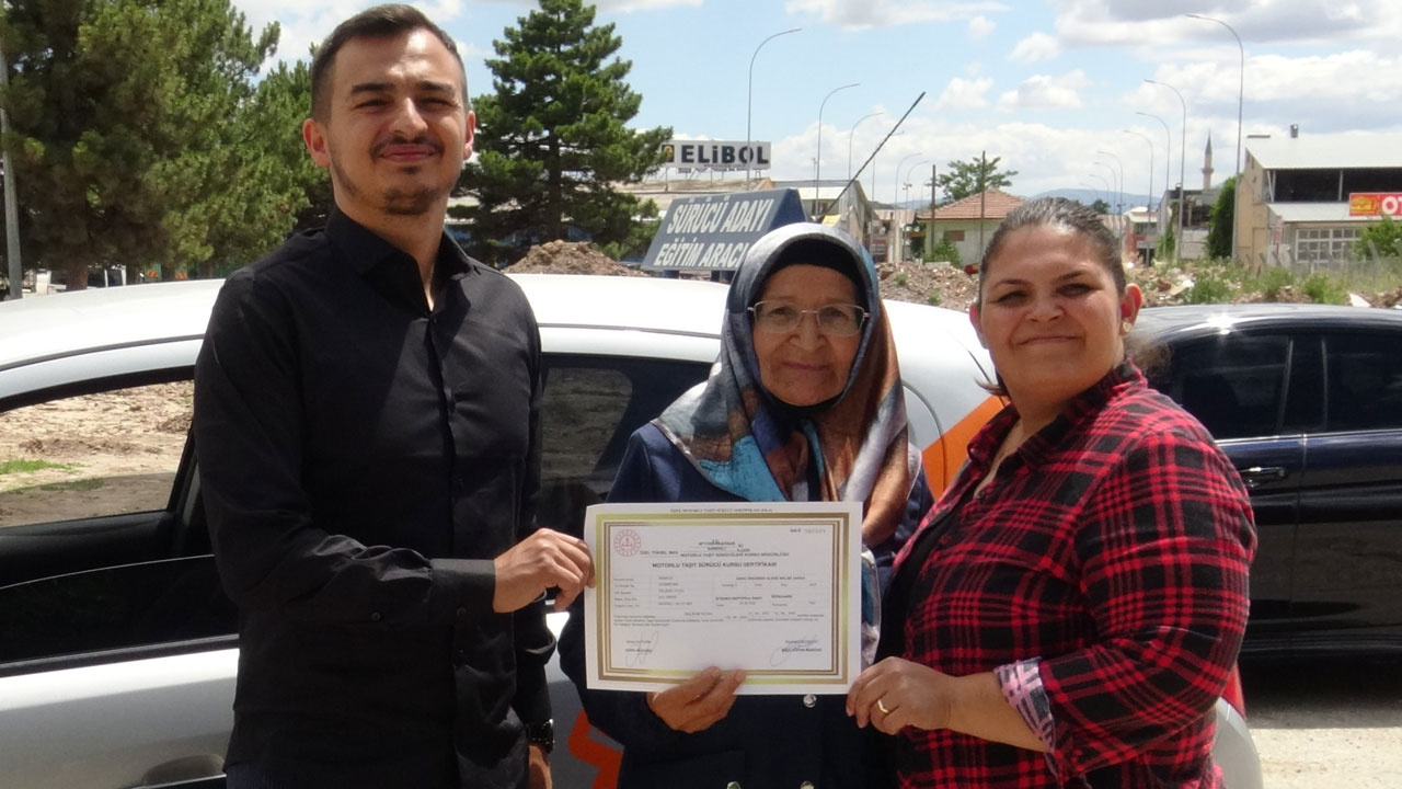 Ehliyet alamazsın sözlerine inat başardı Afyonkarahisarlı kadın 69 yaşında ehliyet aldı