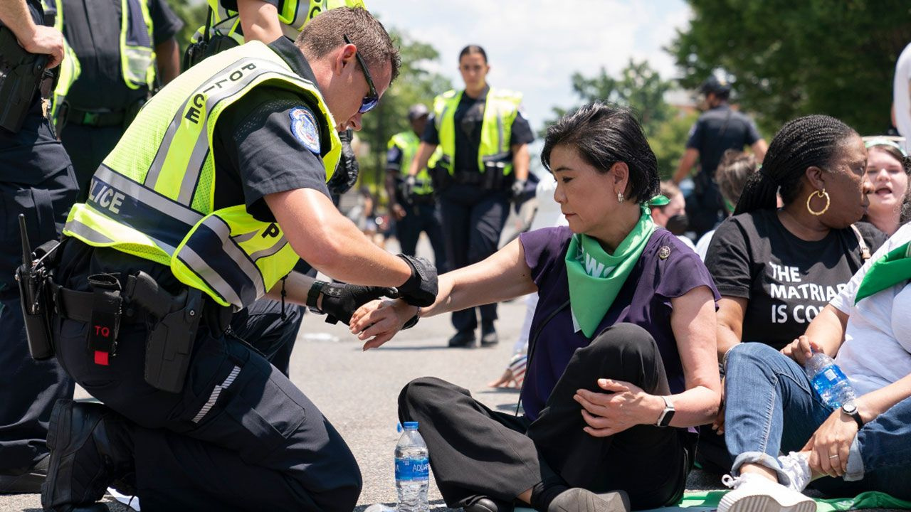 ABD milletvekili sokak protestosunda koluna kelepçe takılarak gözaltına alındı!