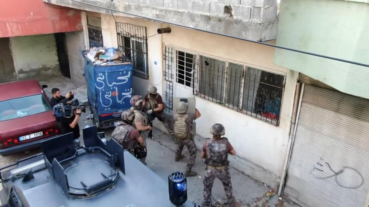 Mersin'de 200 polisin katılımıyla 'Şafak' operasyonu: Gözaltılar var