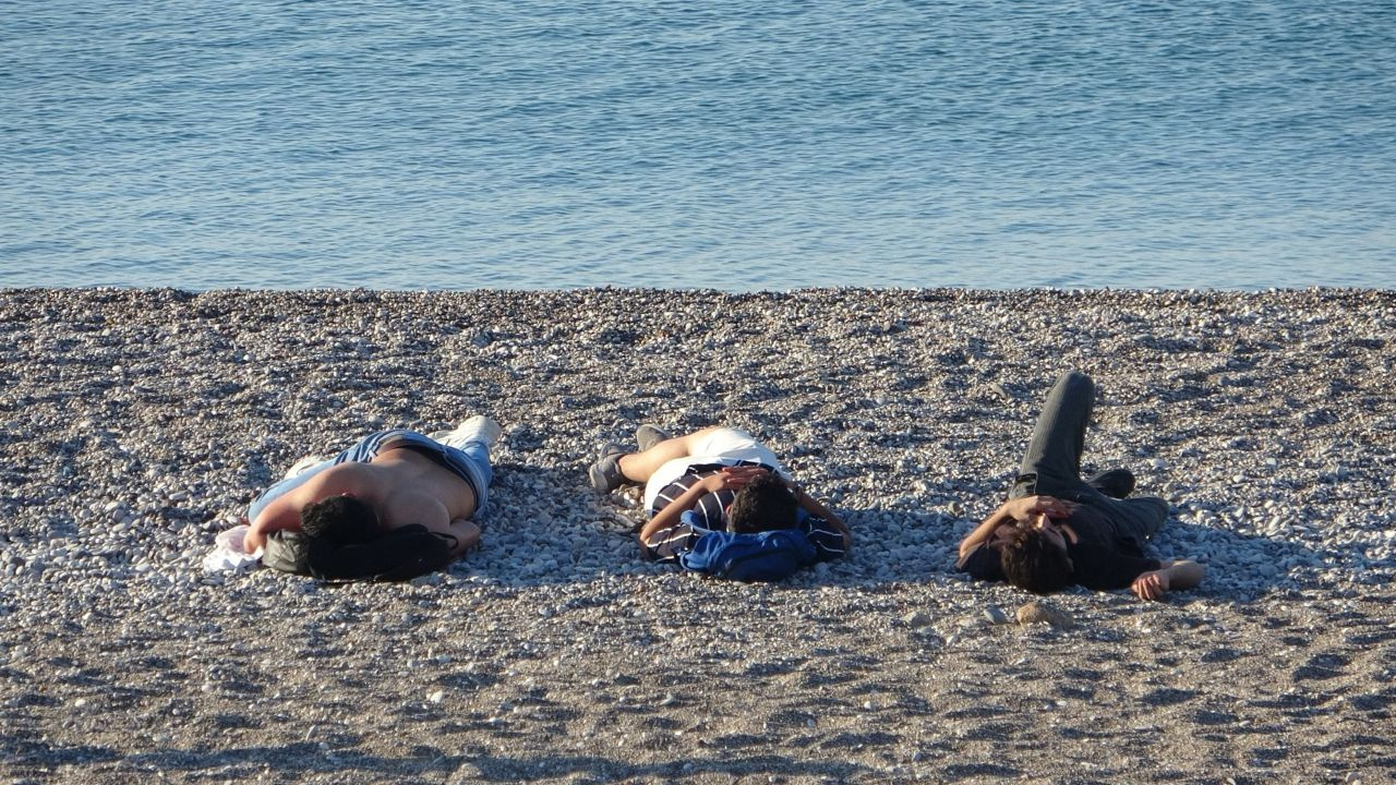 Antalya'da dünyaca ünlü sahilde şaşkına çeviren görüntü! İlk bakan ne olduğunu anlamadı