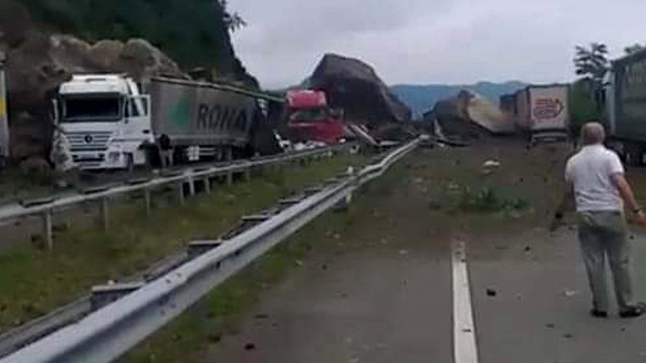 Artvin'de heyelan felaketi kayalar tırların üstüne düştü ölü ve yaralılar var