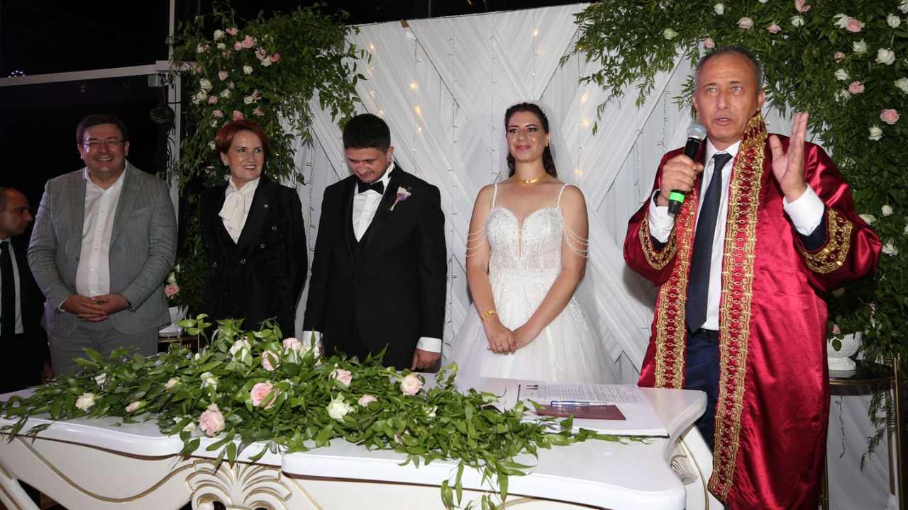 Meral Akşener, Çanakkale’de nikah şahidi oldu