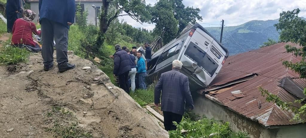 Trabzon'da cenazeye yolunda feci kaza! Evin çatısına düştü yaralılar var