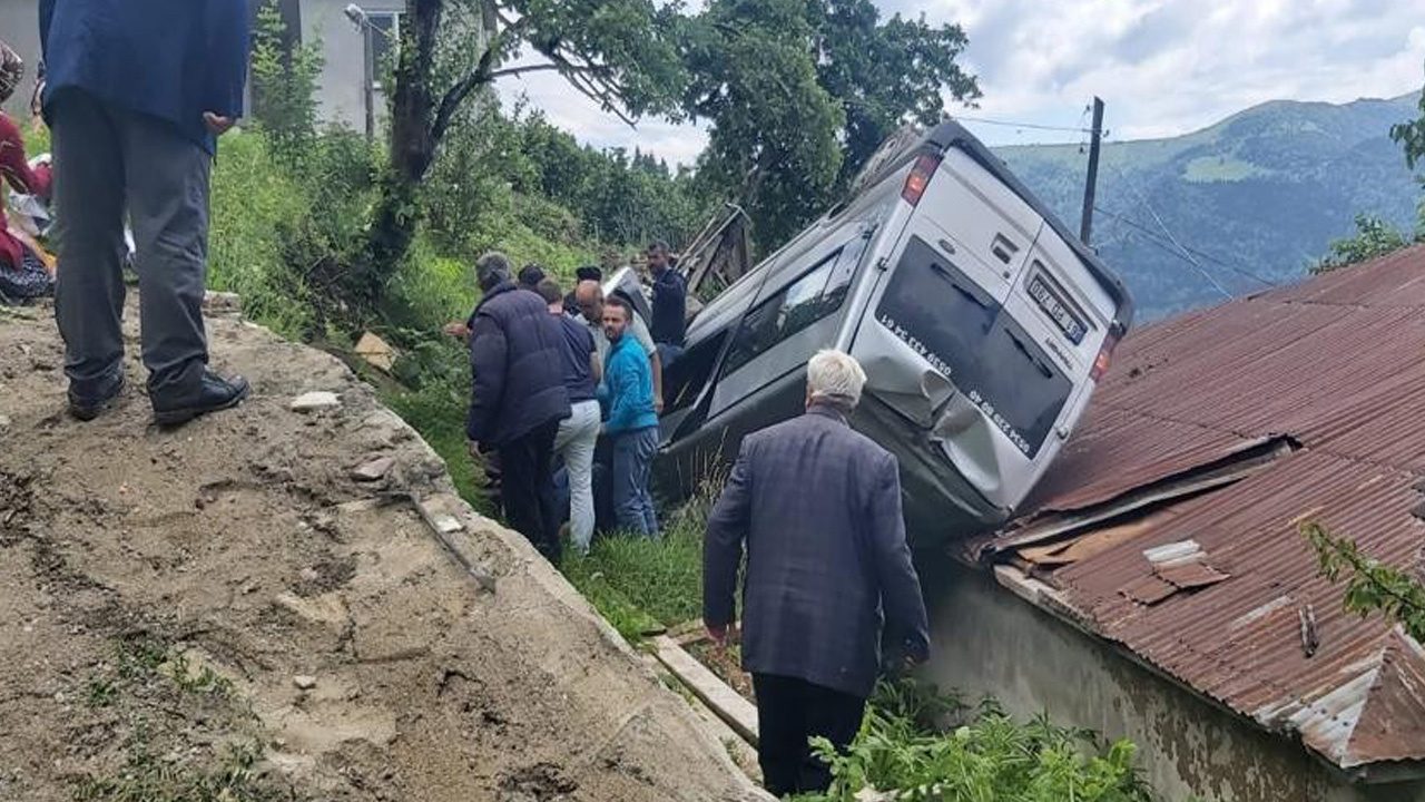 Trabzon'da cenazeye yolunda feci kaza! Evin çatısına düştü yaralılar var