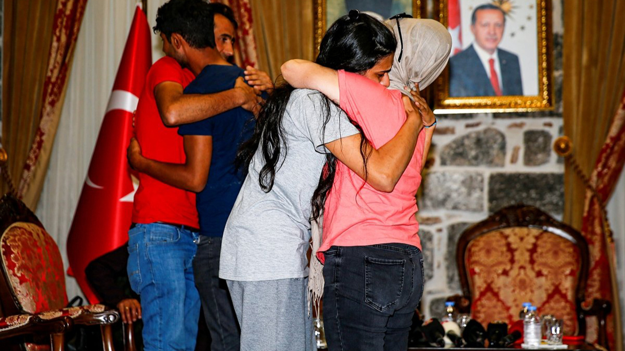 Terör örgütü PKK'dan kaçıp teslim olan iki kişi ailesiyle buluştu