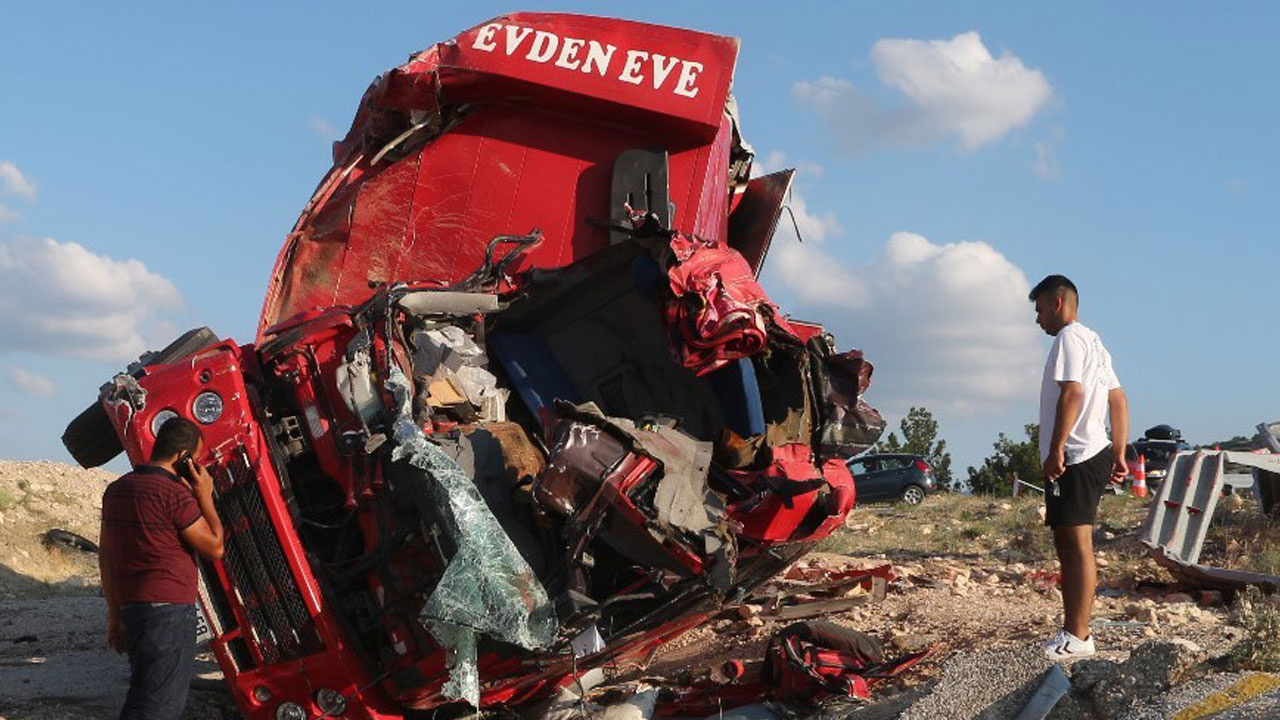 'Ölüm virajı'nda can pazarı! 4 kişi hayatını kaybetti aracın haline bakın