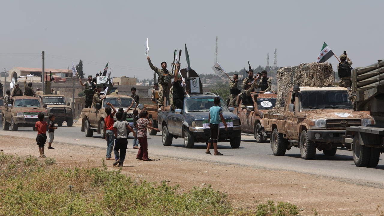 Suriye Milli Ordusu Tel Rıfat cephe hattına askeri takviye gönderdi onlarca zırhlı araç görüntülendi