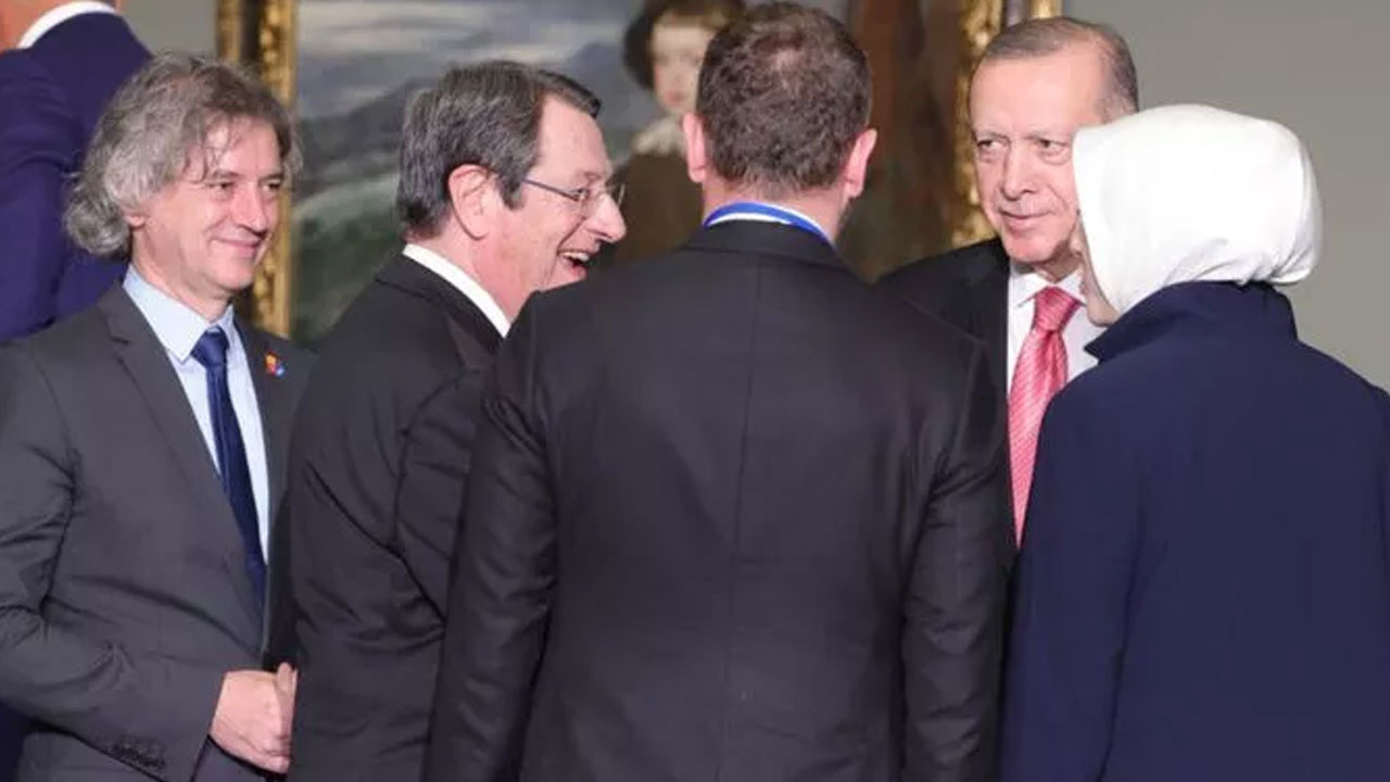 Anastasiadis zirve sırasında Erdoğan'a Paris'te buluşma teklif etti
