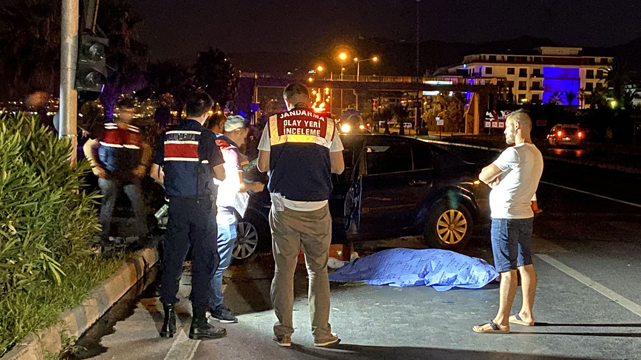 Alanya'da otomobil trafik ışıklarına çarptı! 1 kişi öldü, 3 kadın yaralandı