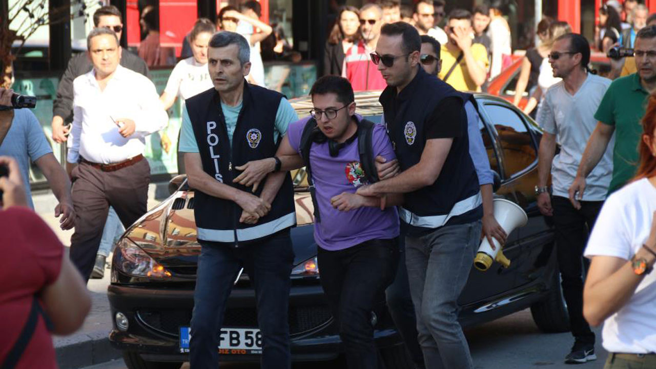 Eskişehir'de izinsiz LGBT yürüyüşüne polis müdahalesi: 10 gözaltı