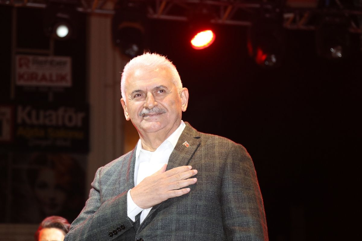 Binali Yıldırım, Murat Dalkılıç'ın konseri öncesi seyirciyle türkü söyledi