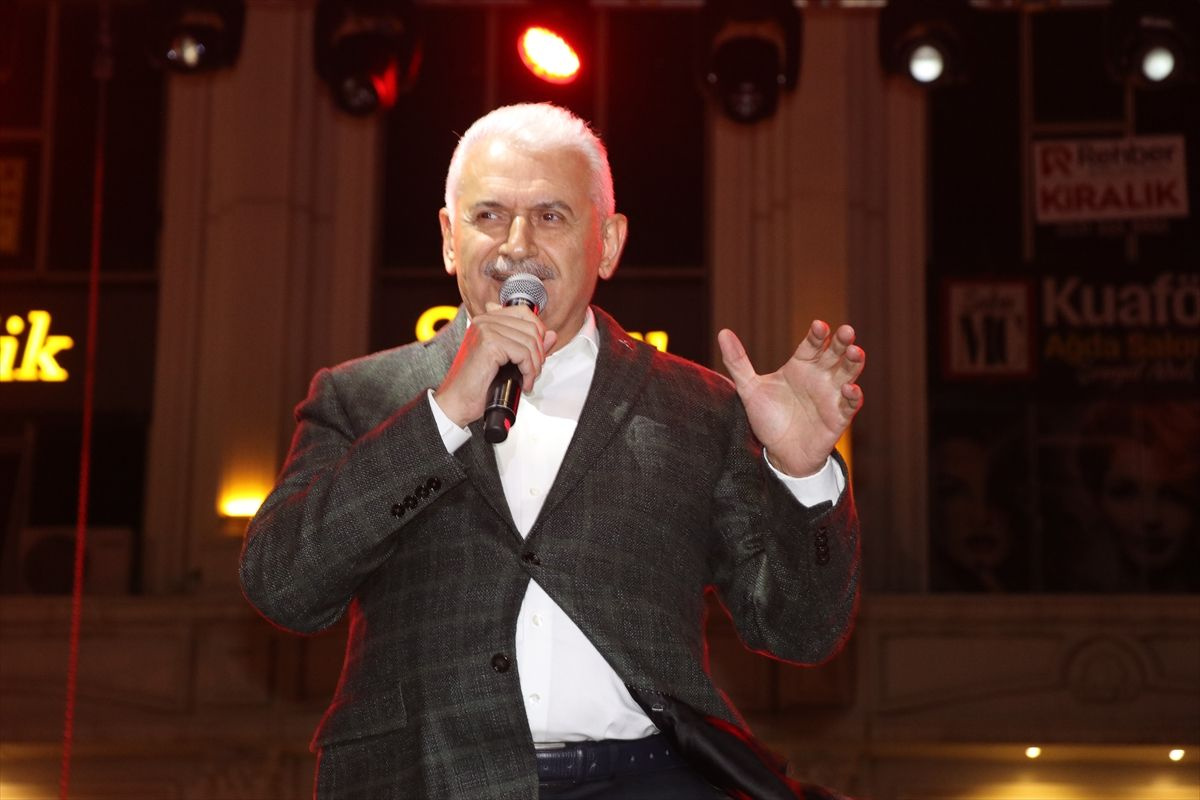 Binali Yıldırım, Murat Dalkılıç'ın konseri öncesi seyirciyle türkü söyledi