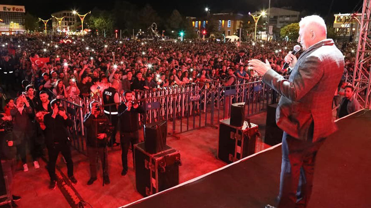 Binali Yıldırım, konserde seyirciyle türkü söyledi - VİDEO İZLE