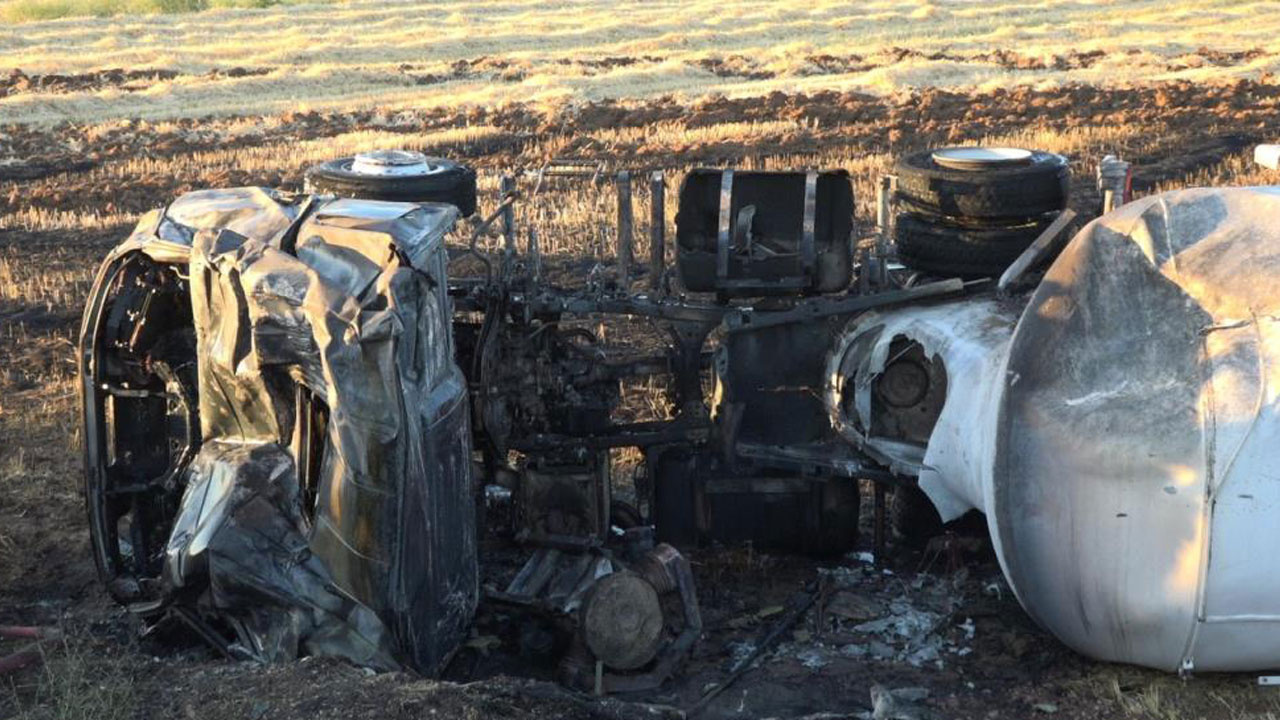 Aksaray’da korkunç kaza: Devrilen tankerin içinde yanarak can verdi