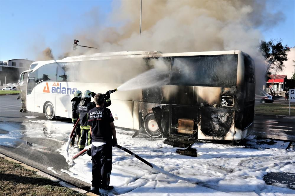 Antalya’da otogara yolcu almaya giden otobüs alev alev yandı