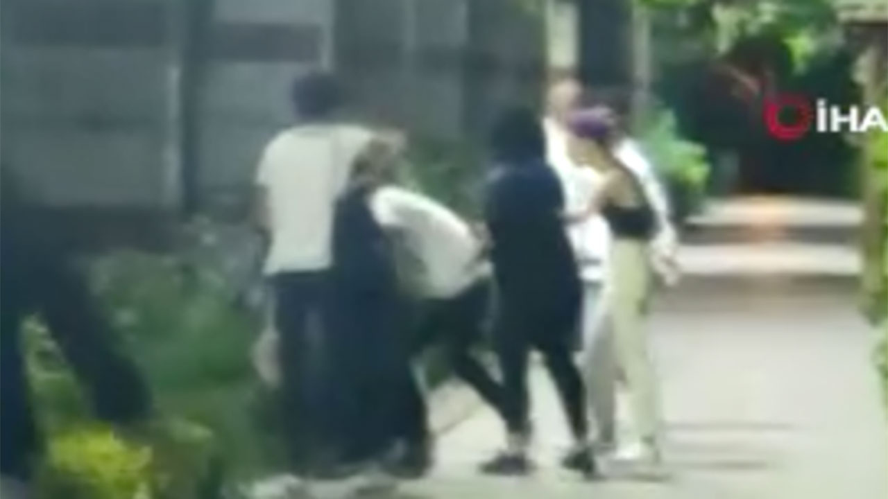 Ankara’da 2 genç kız kendilerini taciz eden erkeği tekme tokat dödü! İşte o anlar